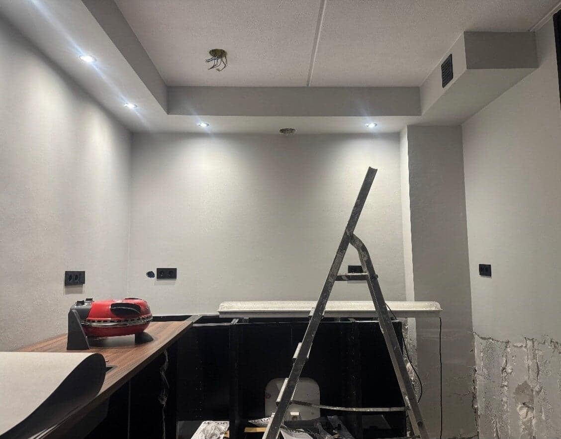 Voorbereidende werkzaamheden, ruimte met ladder in aanbouw
