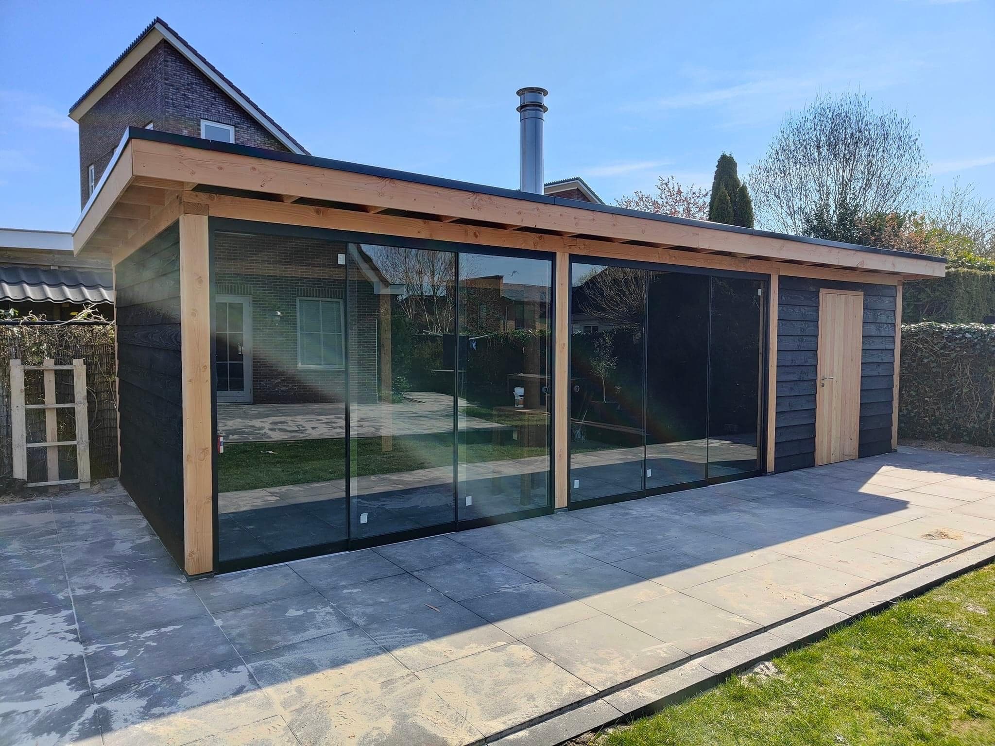 Modern tuinhuis met houten constructie en glazen schuifwanden