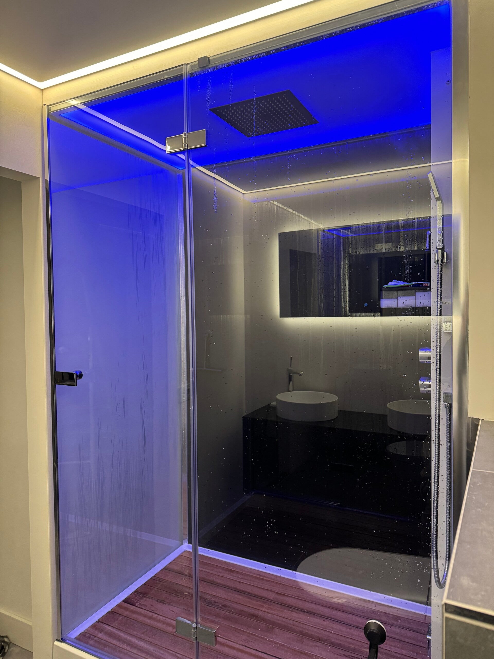 Stoomdouche met blauw sfeerlicht