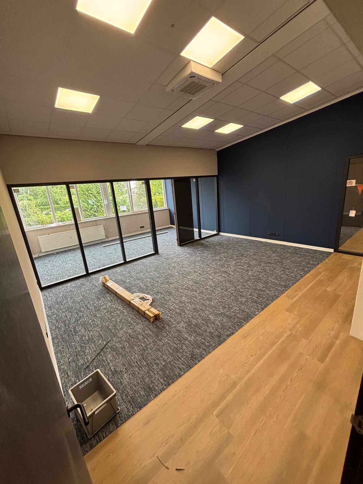 Kantoor met tapijt en PVC vloer
