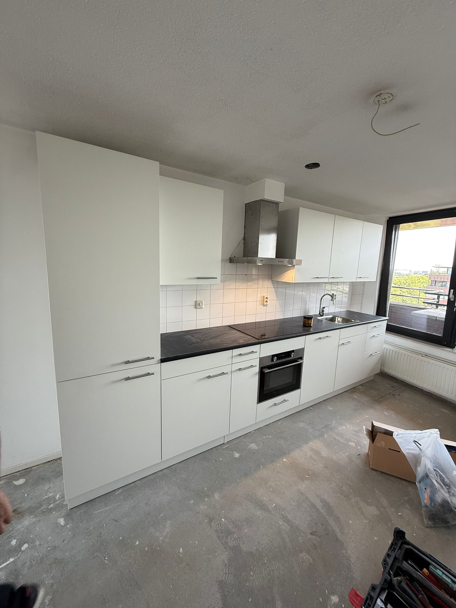 Witte keuken met afzuigkap, in aanbouw