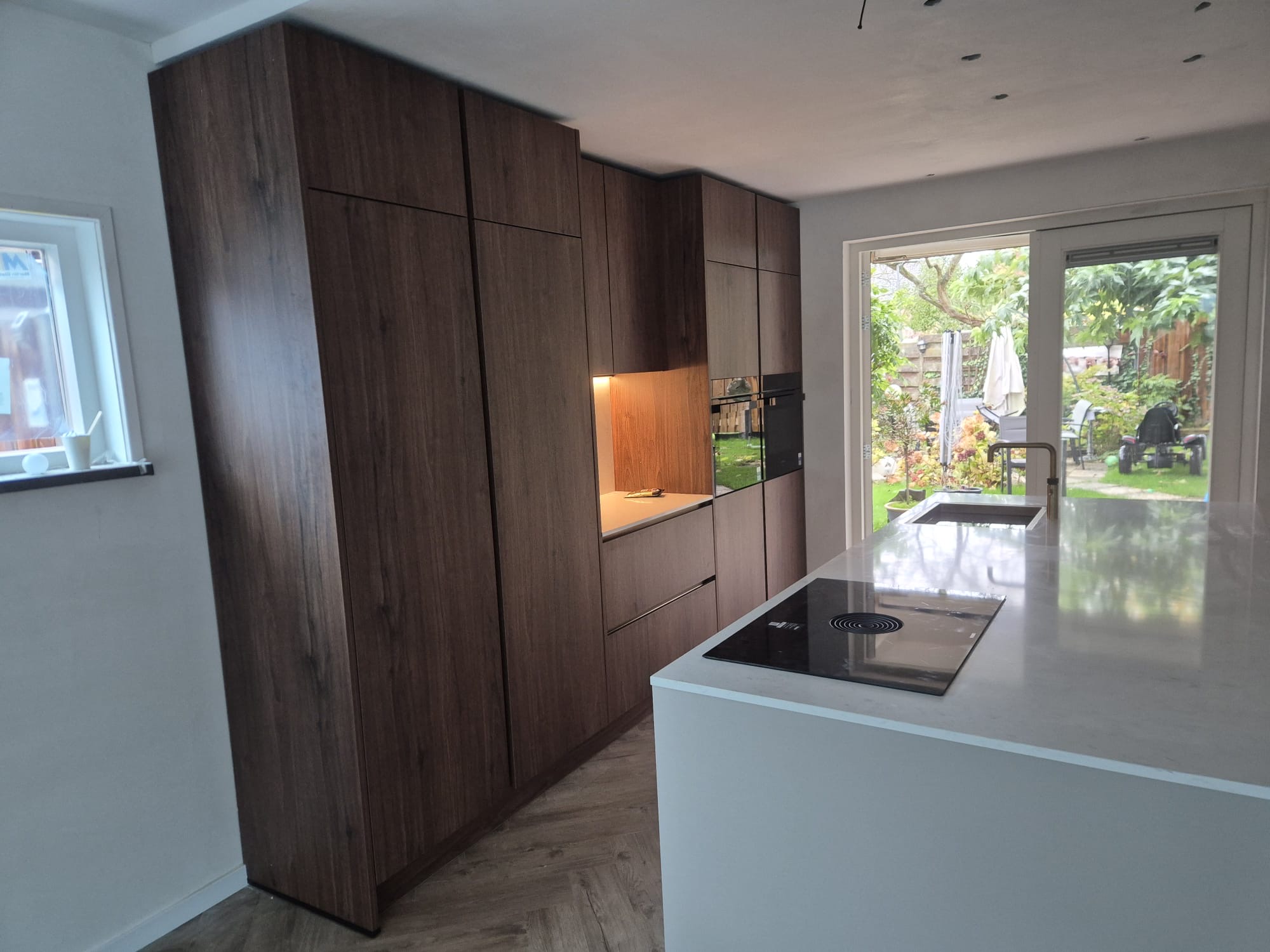 Donker houten keuken met eiland
