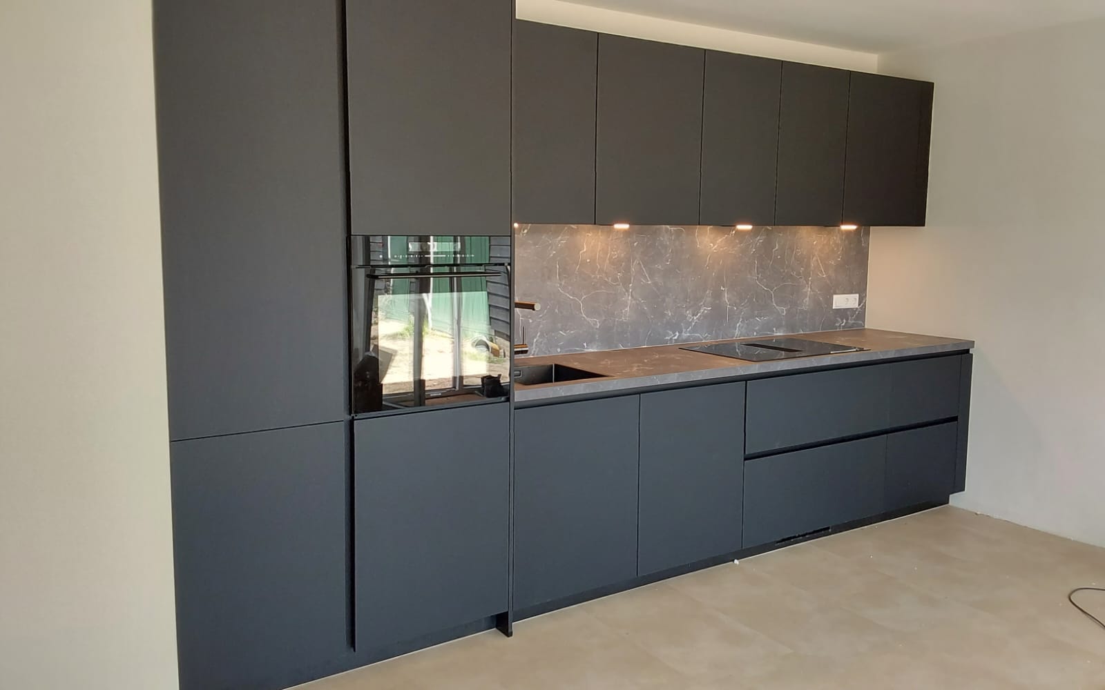 Hoogglans witte keuken met inbouwovens