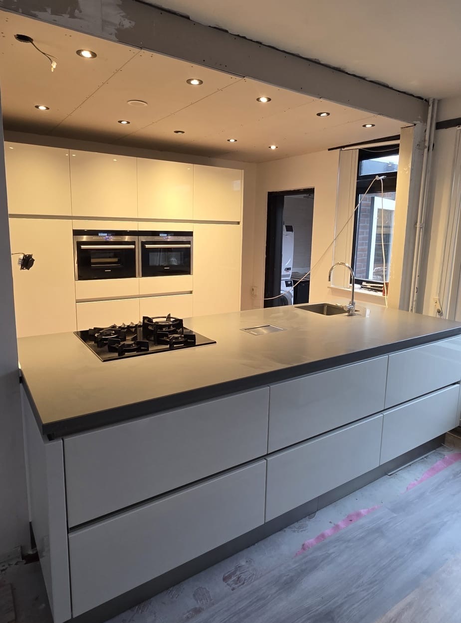 Antraciet keuken met marmeren spatwand