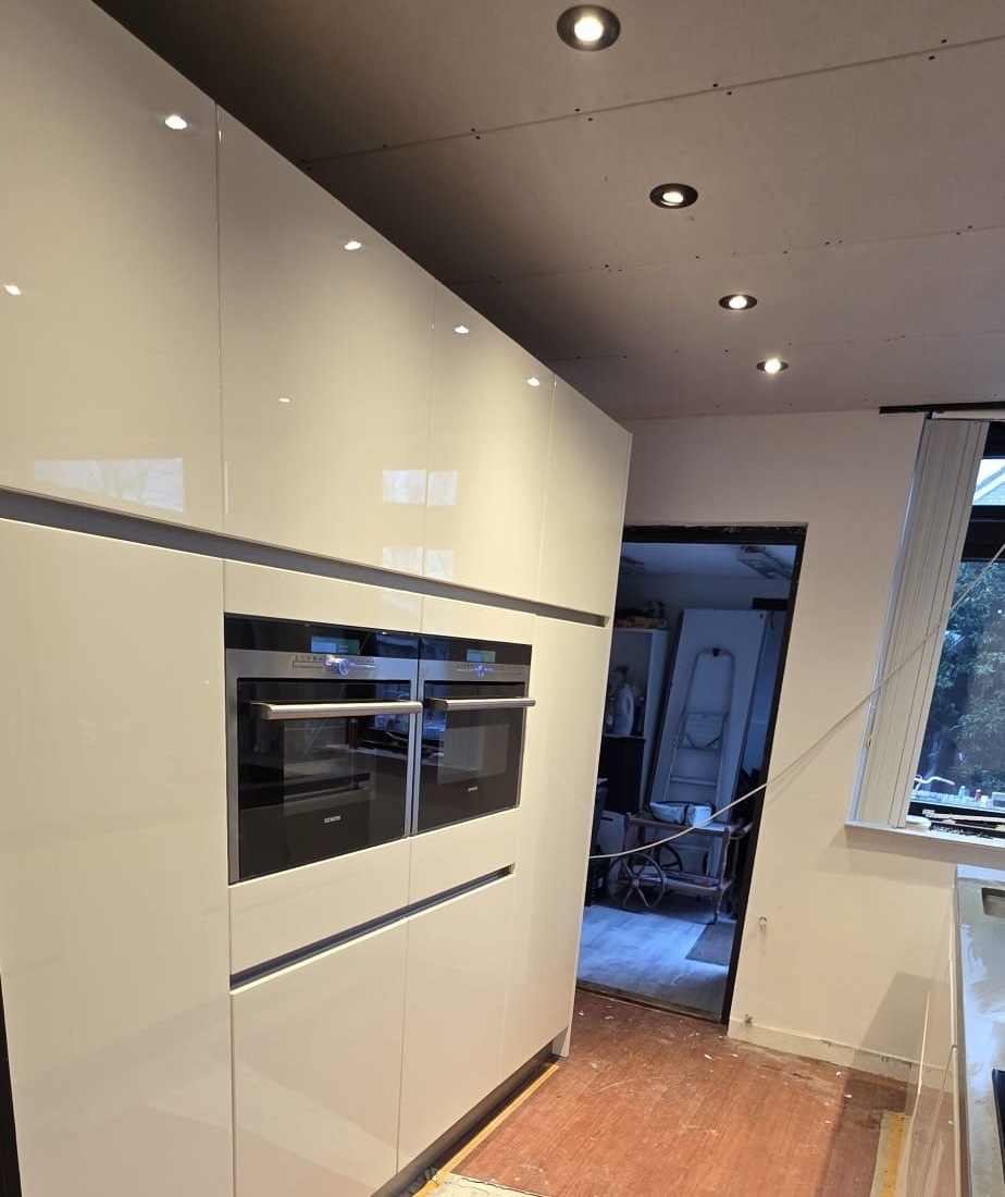 Moderne keuken gemonteerd