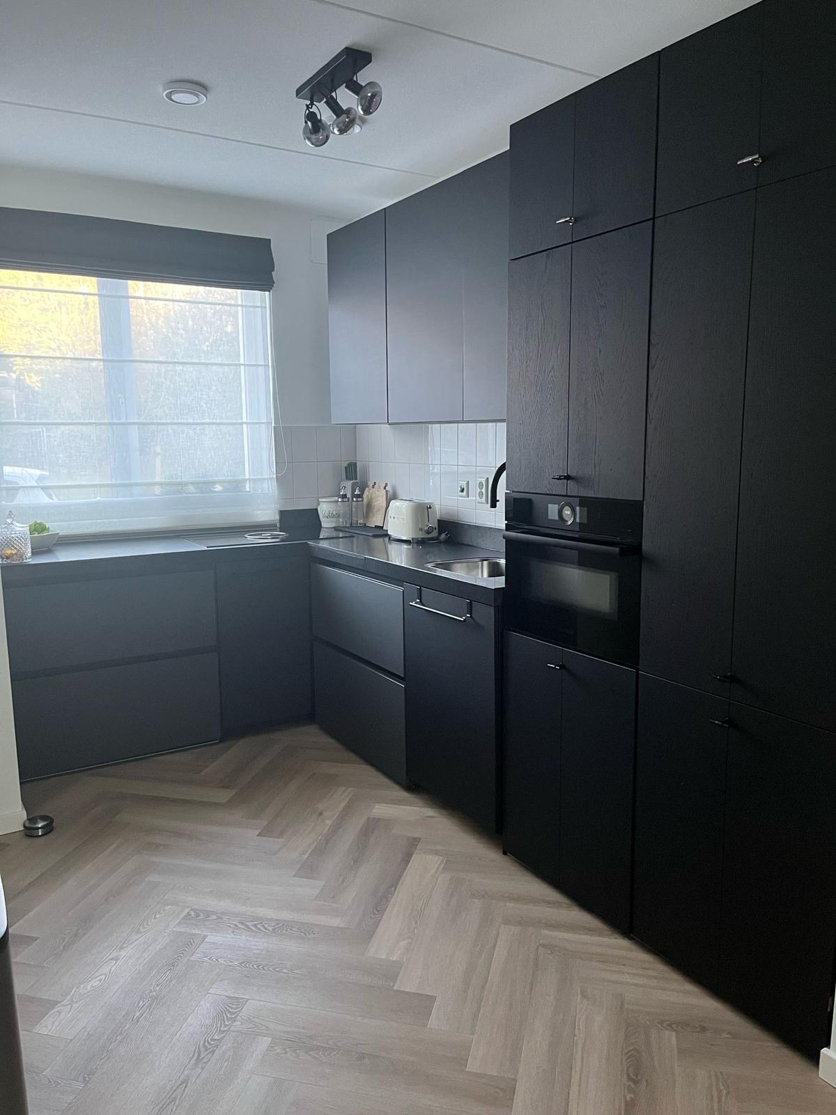 Strakke keuken met keukeneiland