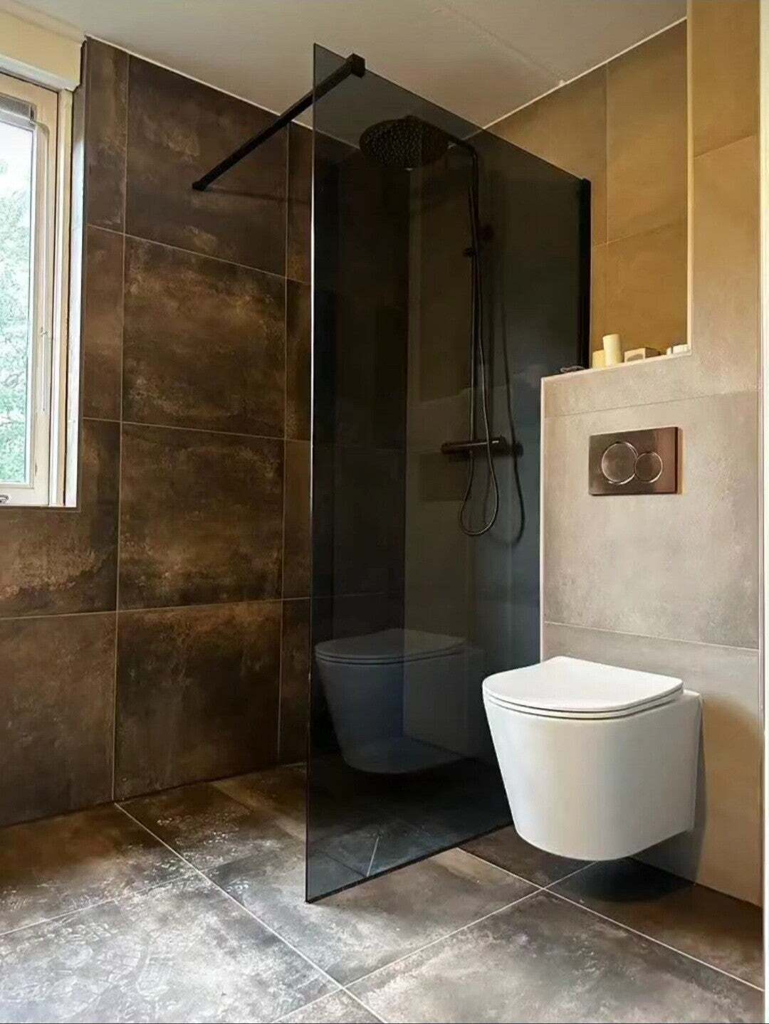 Badkamer met bronskleurige tegels en walk-in douche