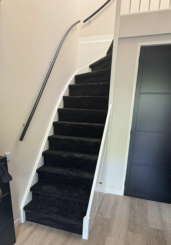 Trap met antraciet tapijt en wit gelakte spilbalustrade
