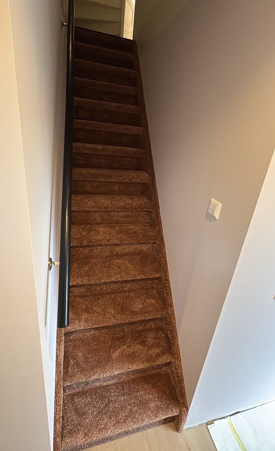 Trap met beige tapijt en draaitreden