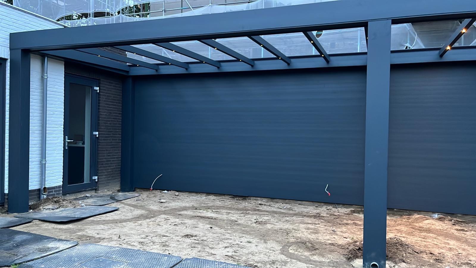 Antraciet aluminium overkapping met glazen dak